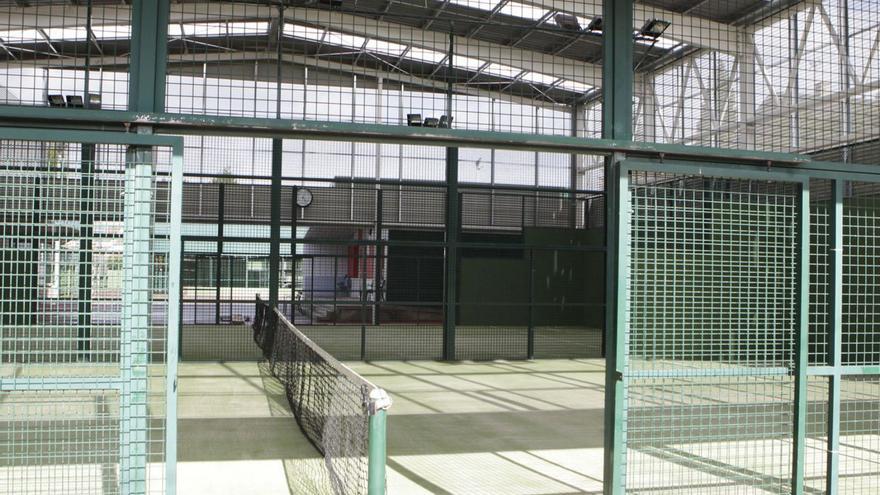 Una de las pistas de pádel del Club de Tenis de Gijón. | ÁNGEL GONZÁLEZ
