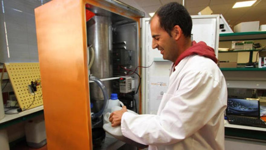 El profesor de la Politécnica Roberto García Martín, durante una prueba con la planta piloto para la obtención de biodiésel.