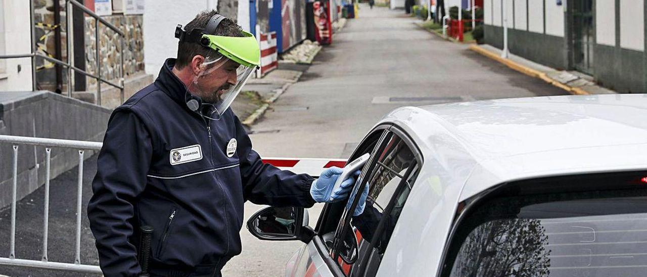 Control de temperatura en el recinto ferial Luis Adaro el pasado abril.