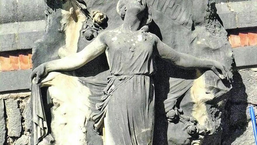Verfallene Skulptur auf dem Friedhof von Soller