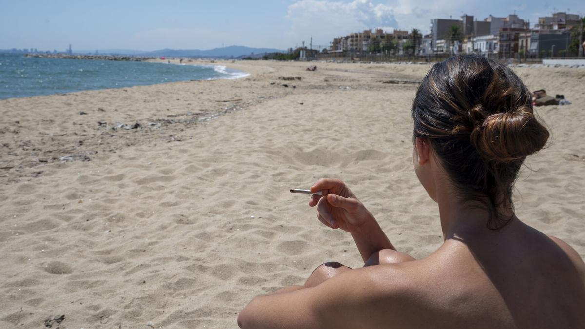Cada vez más municipios en Cataluña prohíben el tabaco en sus playas