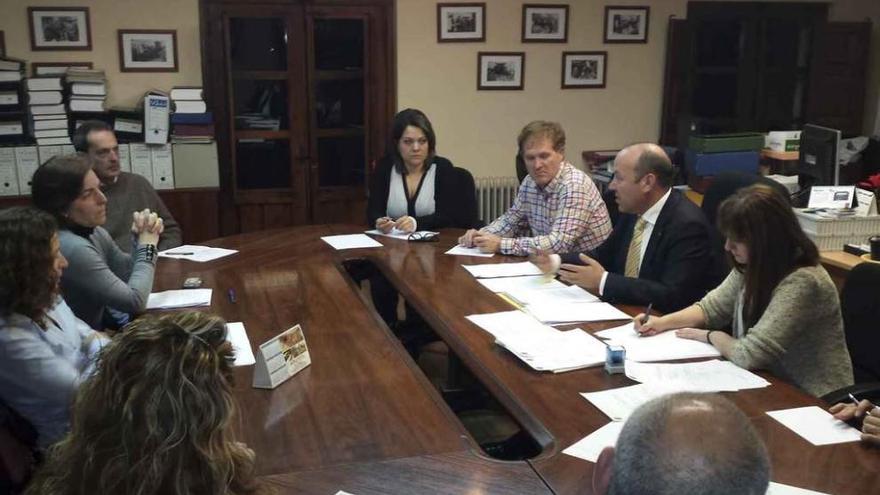 Celebración de un pleno en el Ayuntamiento de Morales del Vino.