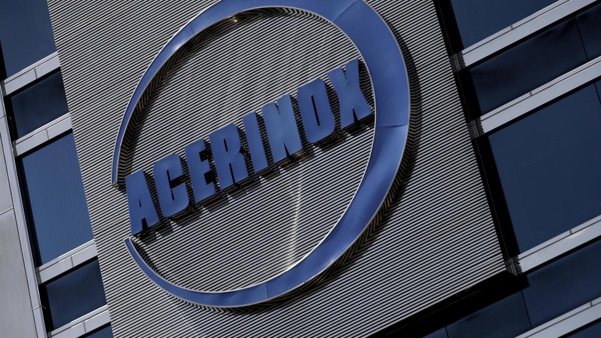 Archivo - Detalle del logo de Acerinox en el edificio de su sede en Madrid (España)