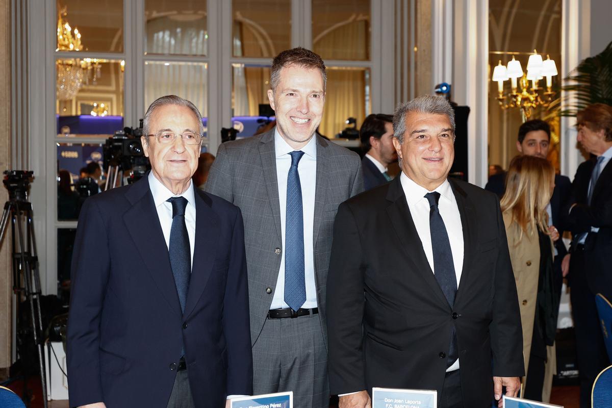 El presidente del Real Madrid, Florentino Pérez; el del FC Barcelona, Joan Laporta; y el CEO de A22 Sports, Bernd Reichart, en un desayuno informativo sobre la Superliga en Madrid.
