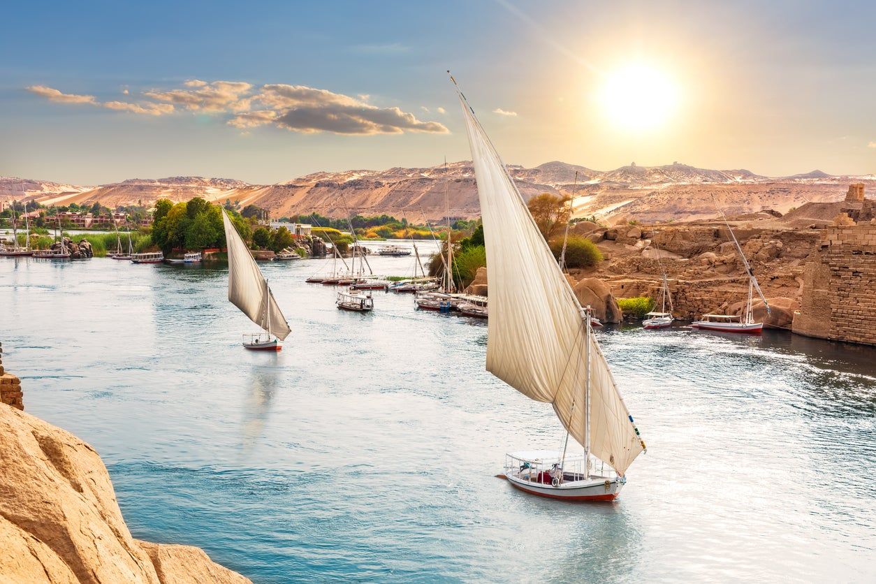 Rradicionales falucas remontan el Nilo, Asuán, Egipto papel