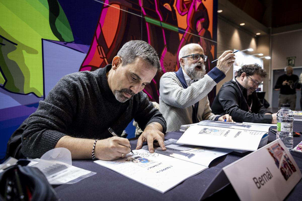 Bernal, Royo y Asín firmaron ejemplares de 'El Barrio de San José ¡Al cómic!' durante el pasado Salón del Cómic de Zaragoza