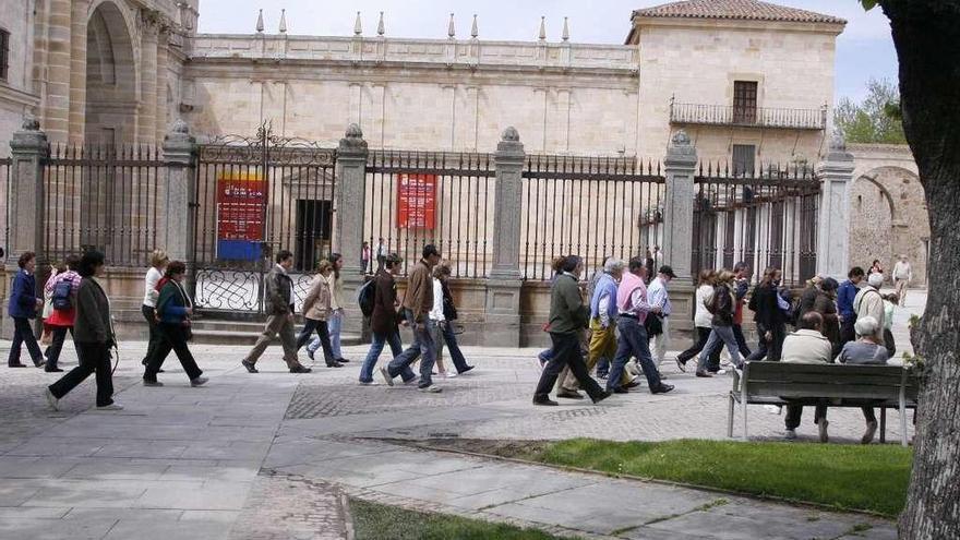 Turistas en el entorno de la Catedral de Zamora.