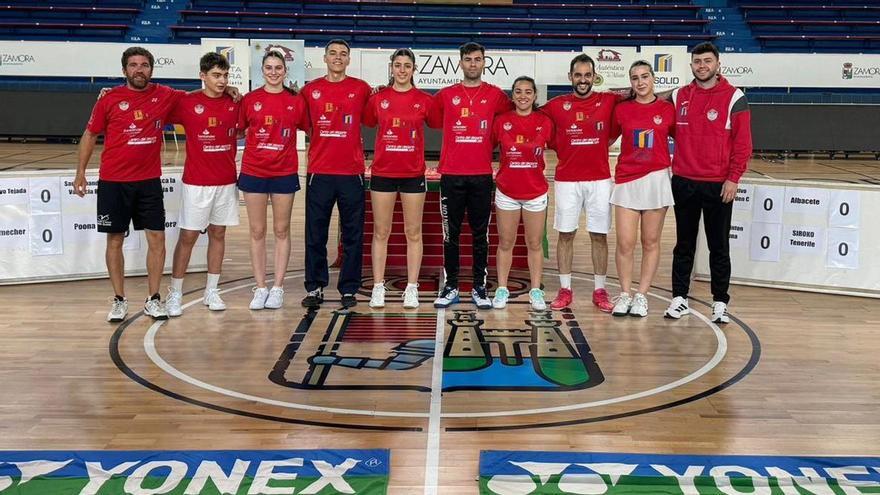 El equipo al completo del Bádminton Zamora. | CEDIDA
