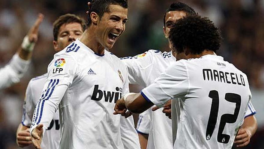 Marcelo (esquerra) felicita Cristiano Ronaldo, autor del primer gol del Reial Madrid.