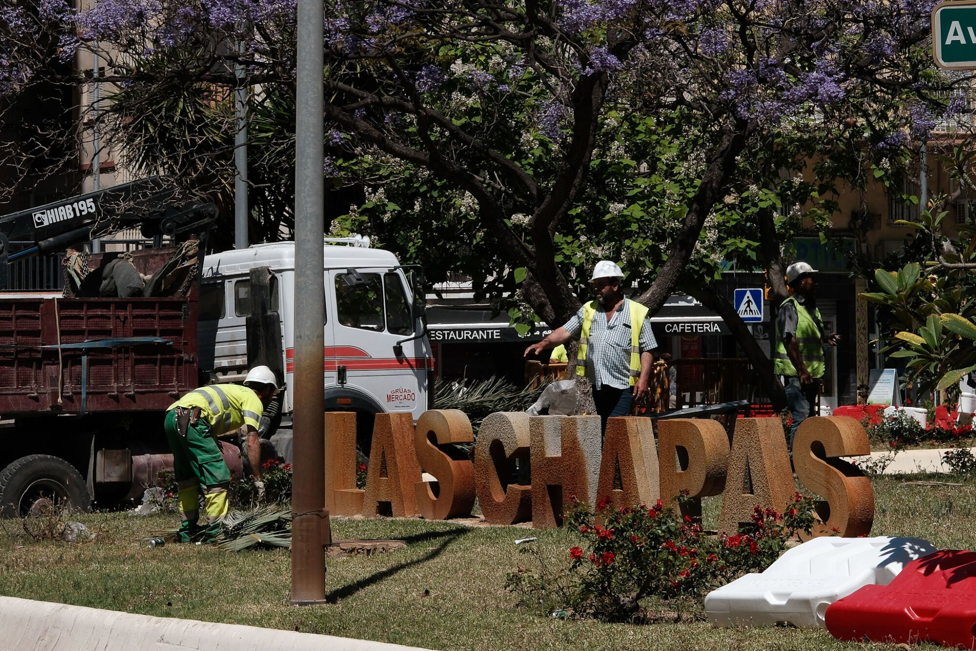 Cortes de tráfico por las obras del metro de Málaga para la prolongación de la  Línea 2, a la altura de la plaza Aparejador Bermúdez