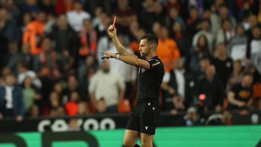 Gil Manzano en un partido en Mestalla