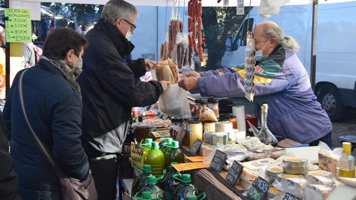 Un visitant comprant en una de les parades de la fira