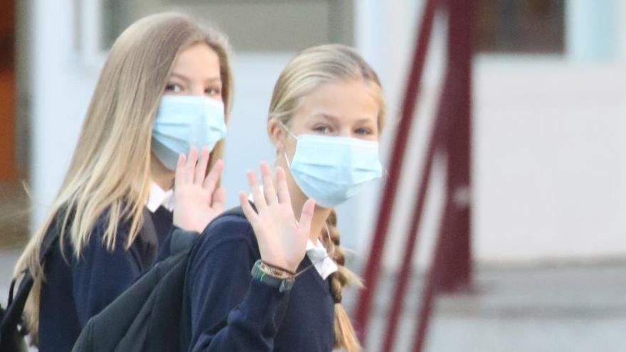 La Princesa Leonor, junto a la Infanta Sofía en su primer día de colegio.