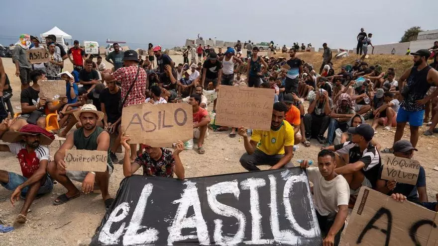 Más de un centenar de inmigrantes de la playa del Trampolín, en Ceuta, inician una huelga de hambre