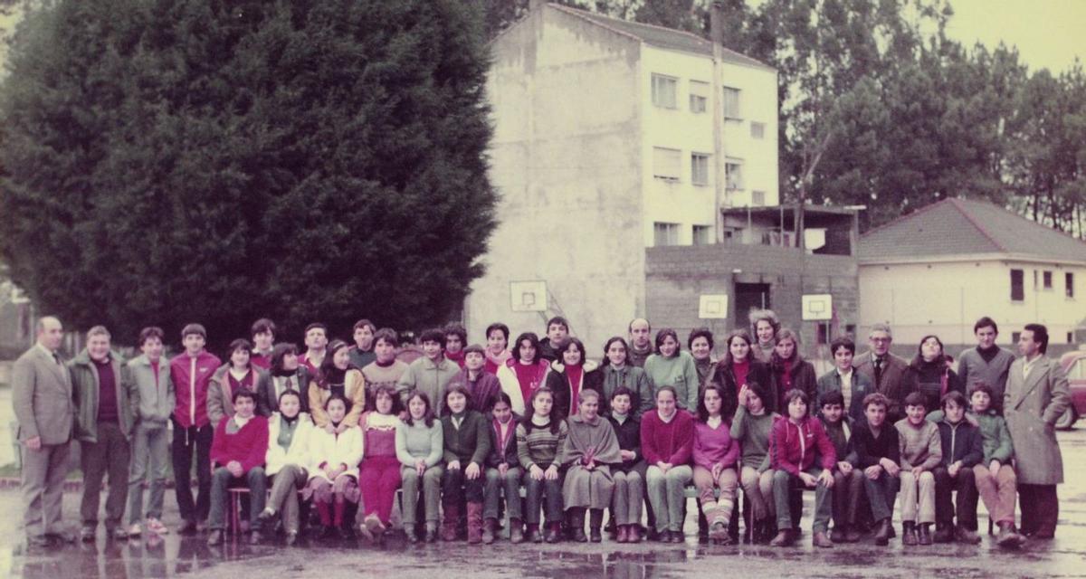 Alumnos e mestres de varias promocións do colexio público de Silleda da década de 1980