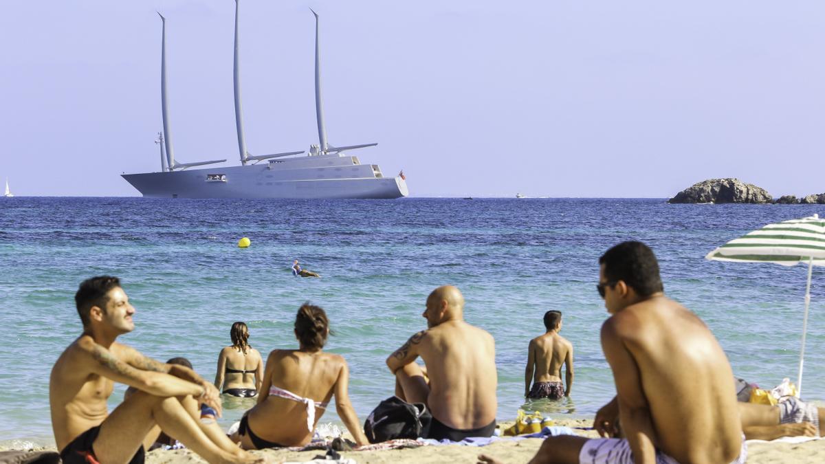 El yate &#039;A&#039;, hace cinco años en aguas pitiusas.