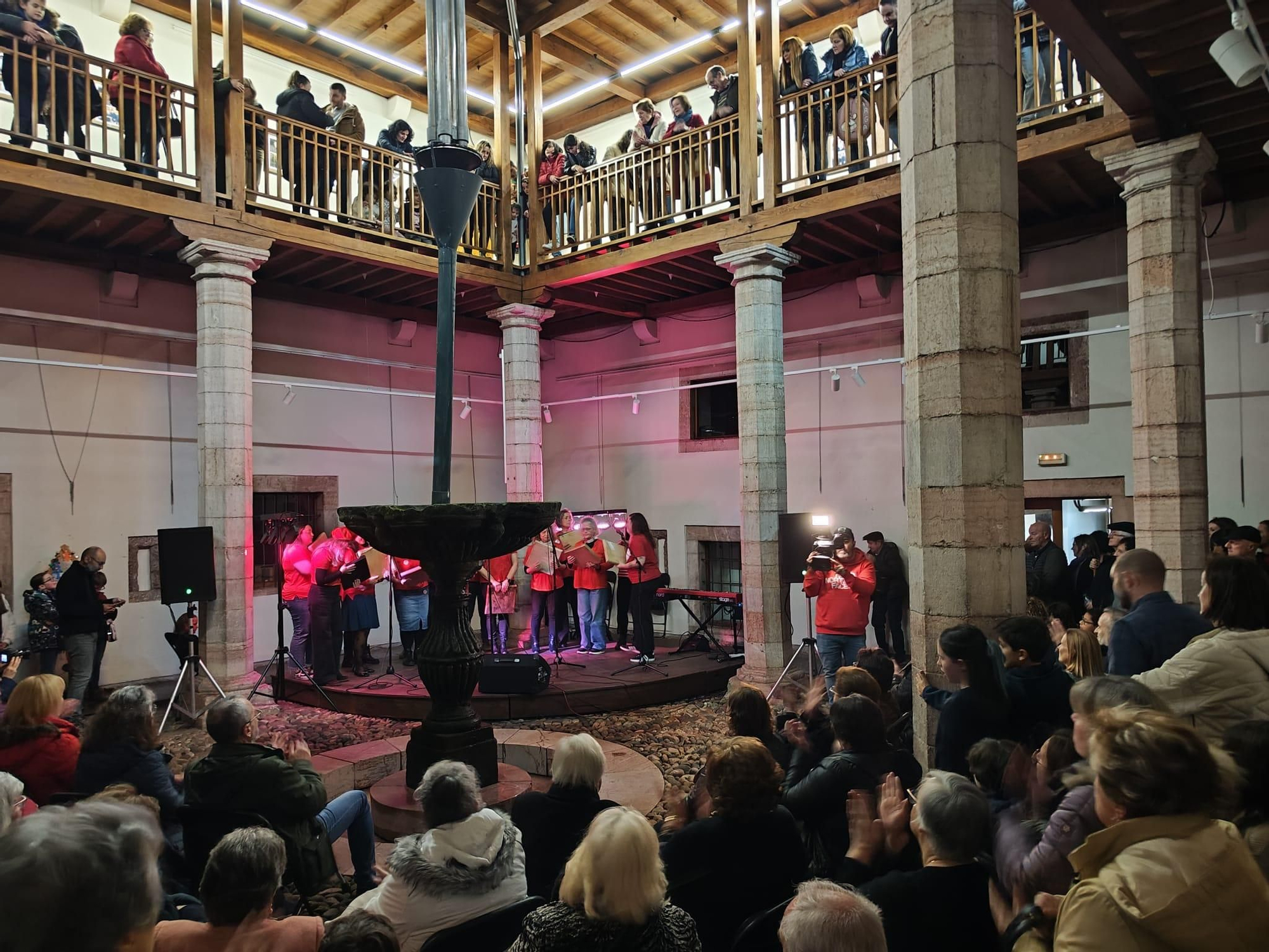 En imágenes, xuntanza moscona en el palacio Miranda-Valdecarzana