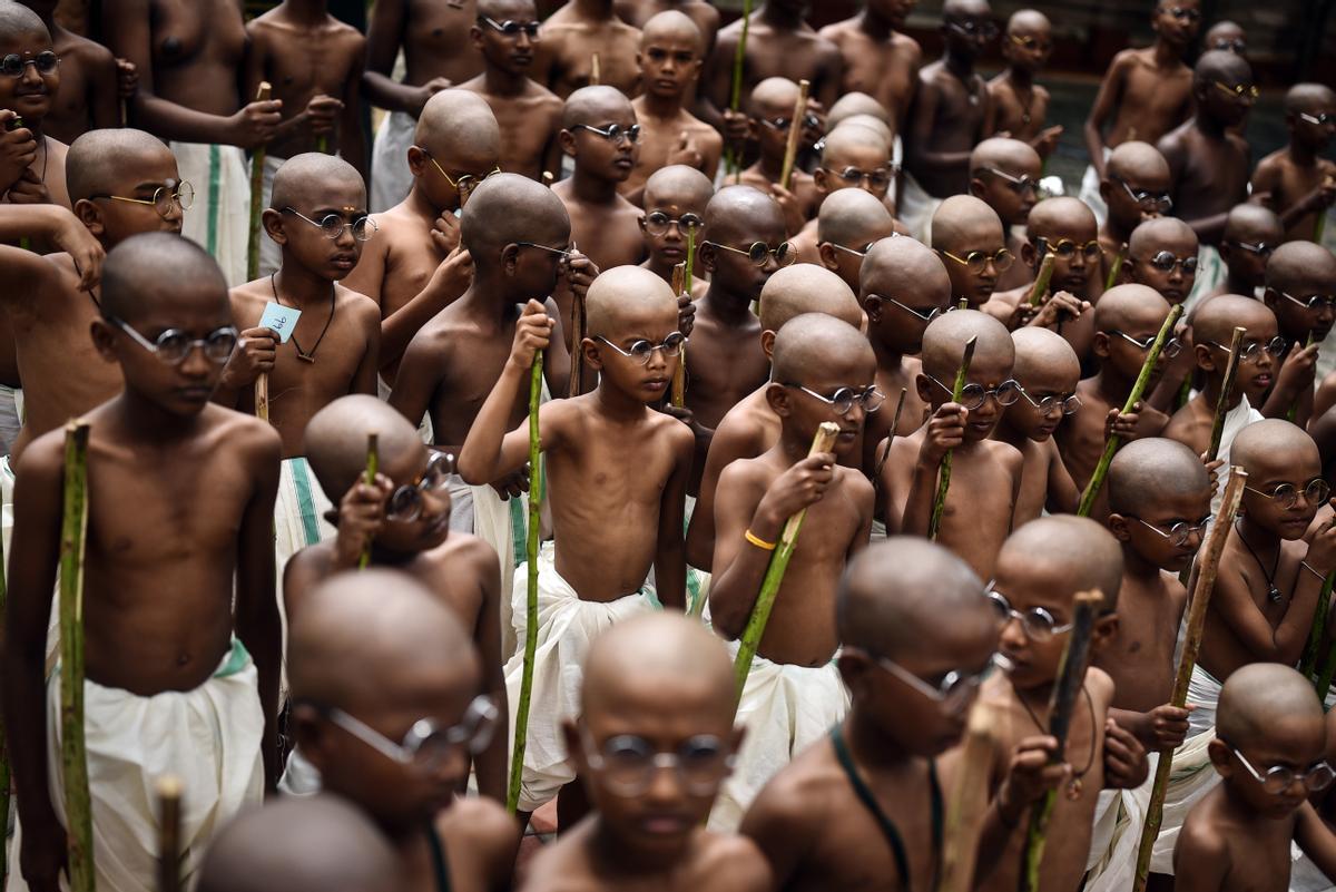 Niños se disfrazan de Mahatma Gandhi con motivo del 153 aniversario del nacimiento de Mohandas Karamchand Gandhi, considerado el Padre de la Nación en India, en el Museo Egmore, en Chennai, India