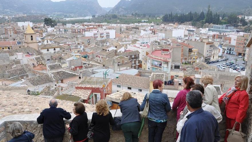 Un grupo de visitantes frente a una panorámica de Blanca.