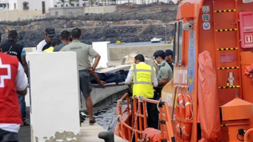 Momento, ayer, en Marina Rubicón del traslado del cuerpo del pescador al vehículo forense. i  JAVIER FUENTES