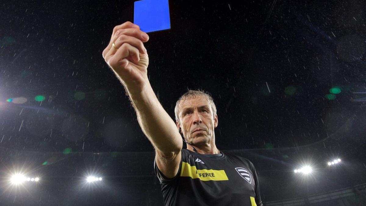 Los arbitros podrían comenzar a sancionar con la tarjeta azul