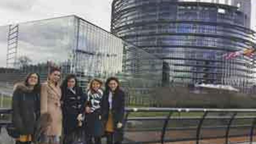 La zamorana (segunda por la izquierda) delante del Parlamento Europeo con unas compañeras.