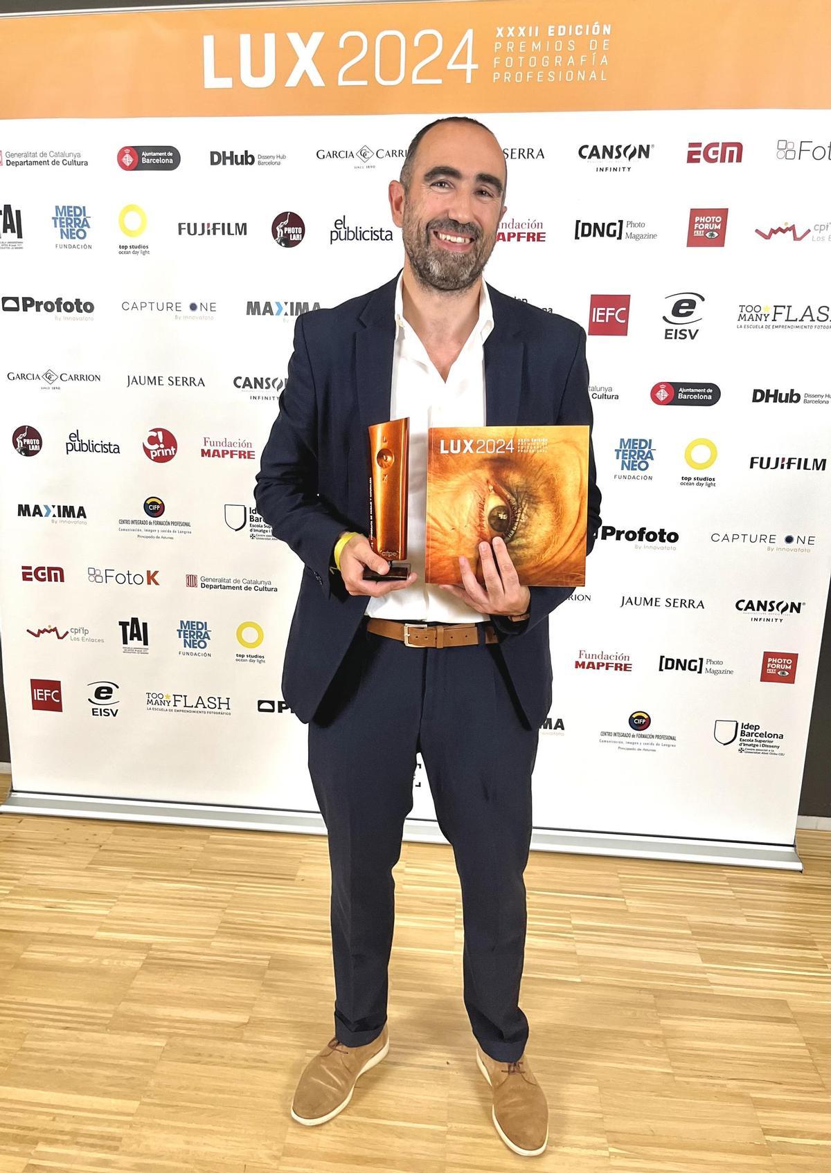 Fue galardonado en los Premios LUX de Fotografía Profesional 2024 con un bronce en la categoría de paisaje y naturaleza, por la obra “El animal y la montaña”