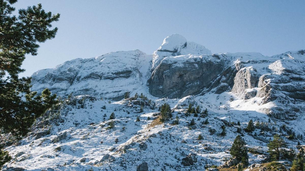 Las primeras nieves ya cubren las cumbres de la estación de Candanchú.