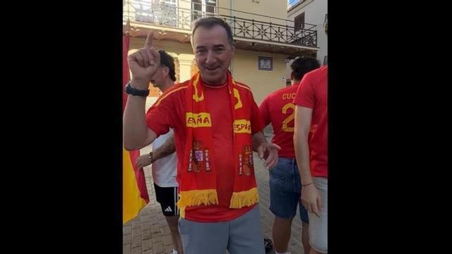 El alcalde Robert Raga anunciado la pantalla gigante en la plaza del Ayuntamiento de Riba-roja.