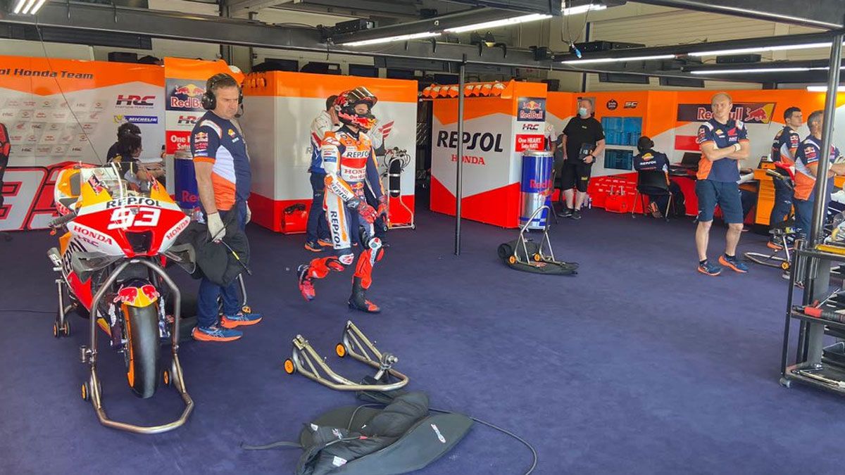 Marc Márquez, en el box de Honda este lunes en Jerez