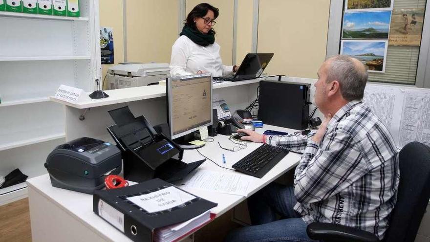 Una técnica explicando a un operario del Registro el nuevo sistema, el pasado mayo. // Bernabé/Cris M.V.