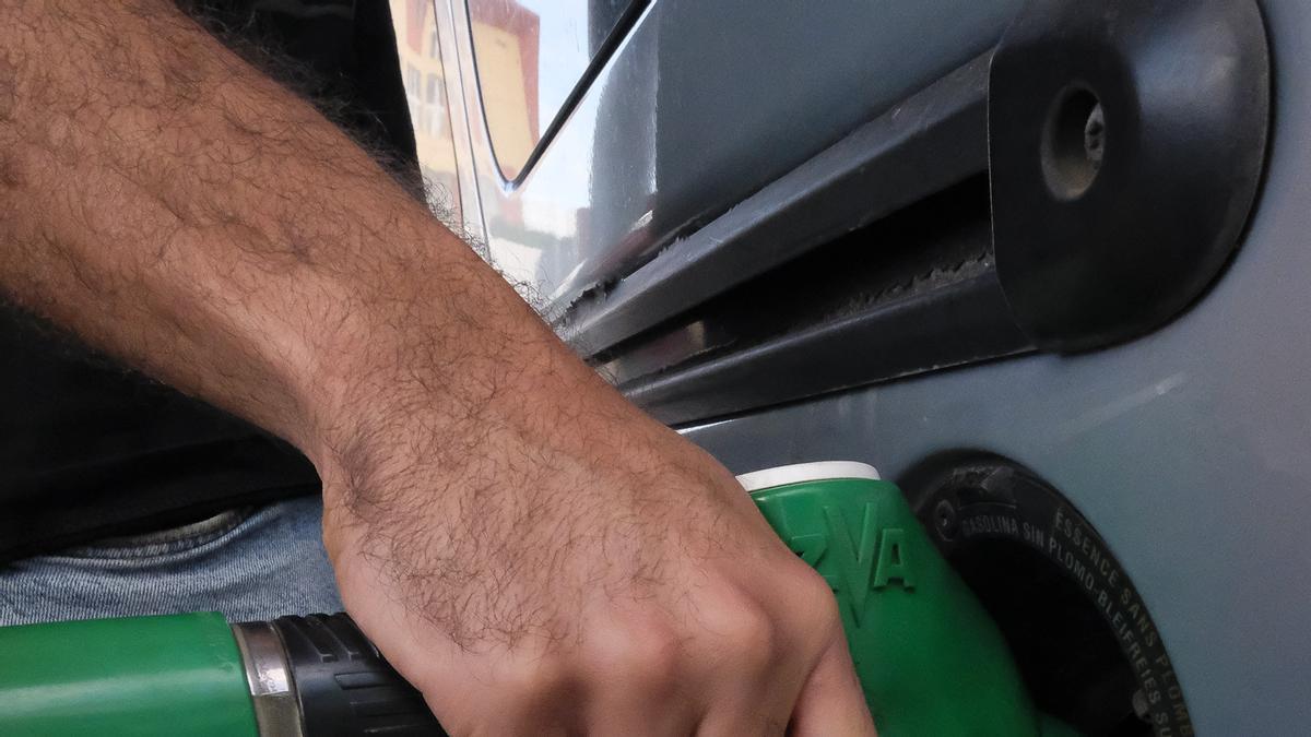 Colas en las gasolineras por el fin del descuento en la gasolina