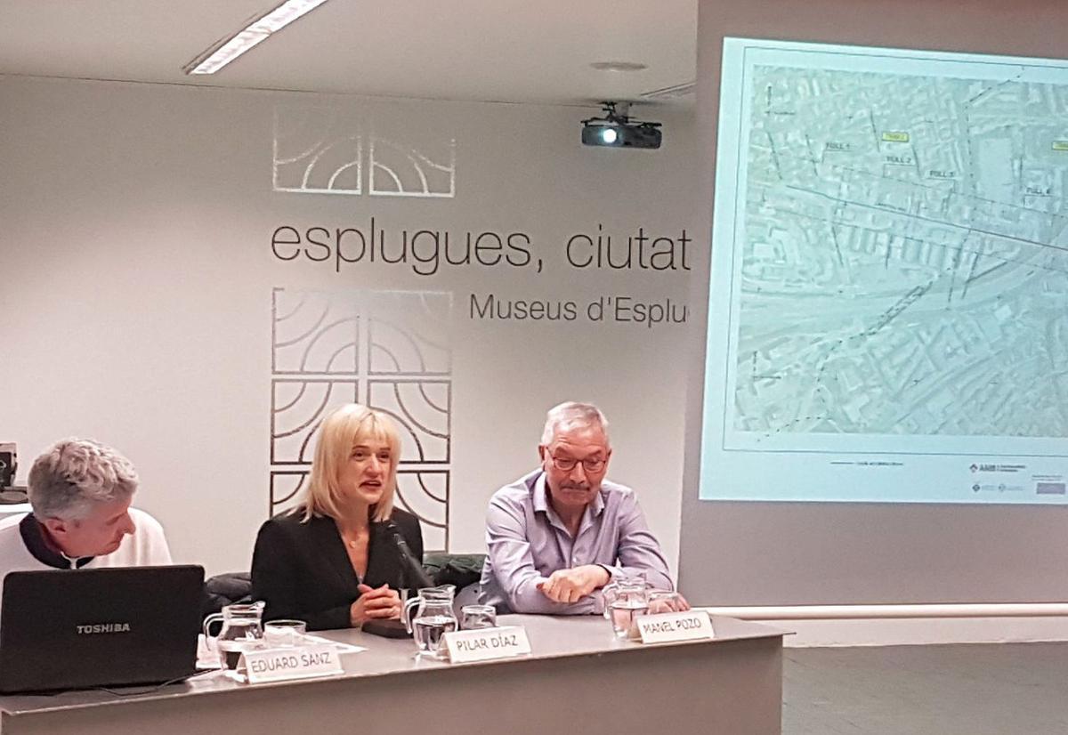 L’alcaldessa d’Esplugues, Pilar Díaz, amb el regidor d’Urbanisme, Eduard Sans, durant l’Audiència Pública per exposar el nou carril bici entre la ciutat i Sant Just Desvern.