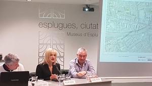 L’alcaldessa d’Esplugues, Pilar Díaz, amb el regidor d’Urbanisme, Eduard Sans, durant l’Audiència Pública per exposar el nou carril bici entre la ciutat i Sant Just Desvern.