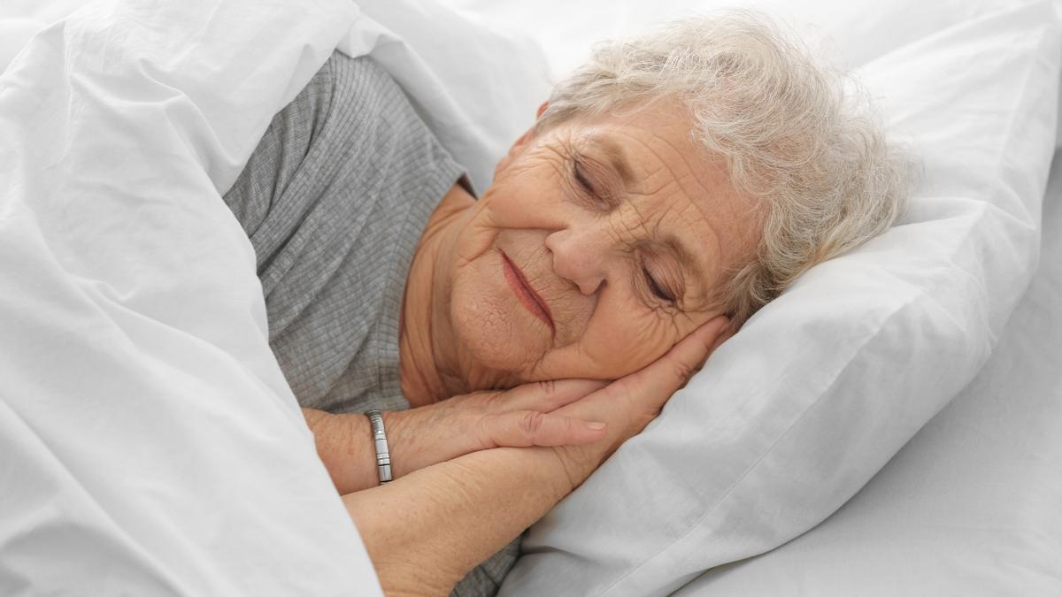 Mujer mayor durmiendo