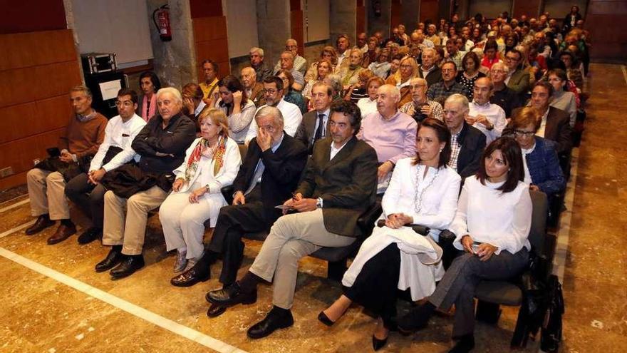 El público prácticamente abarrotó el auditorio municipal de Areal para seguir la conferencia. // Alba Villar