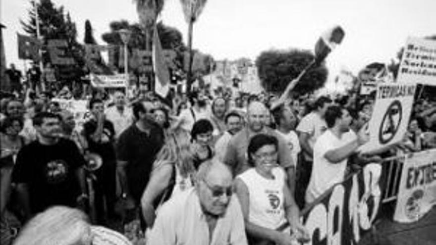 300 personas protestan en contra de la refinería