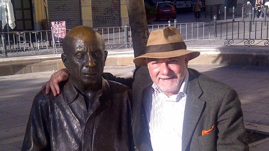 Junto a Picasso, en una visita a Málaga.