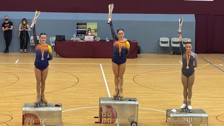 Ana Abad posa con su medalla de bronce en el podio del Nacional celebrado