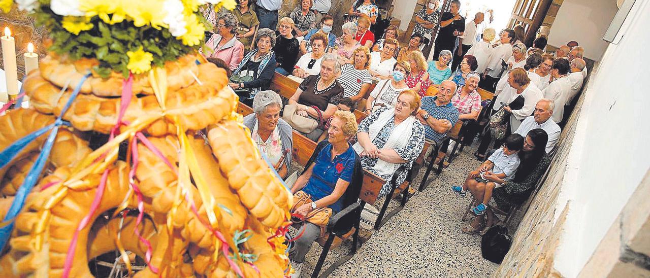 Asistentes a la misa de las fiestas de Bateao, con el Coro de Porceyo, al fondo. | Ángel González