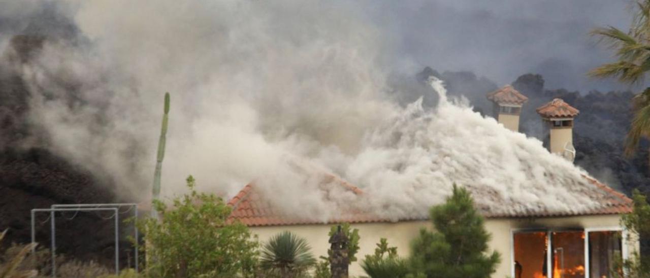 Imagen de una vivienda arrasada por las coladas del volcán de Tajogaite.