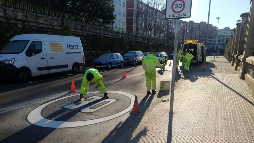 Trabajos de señalización de una ciclovía en la carretera de la Estación, hace unos días.