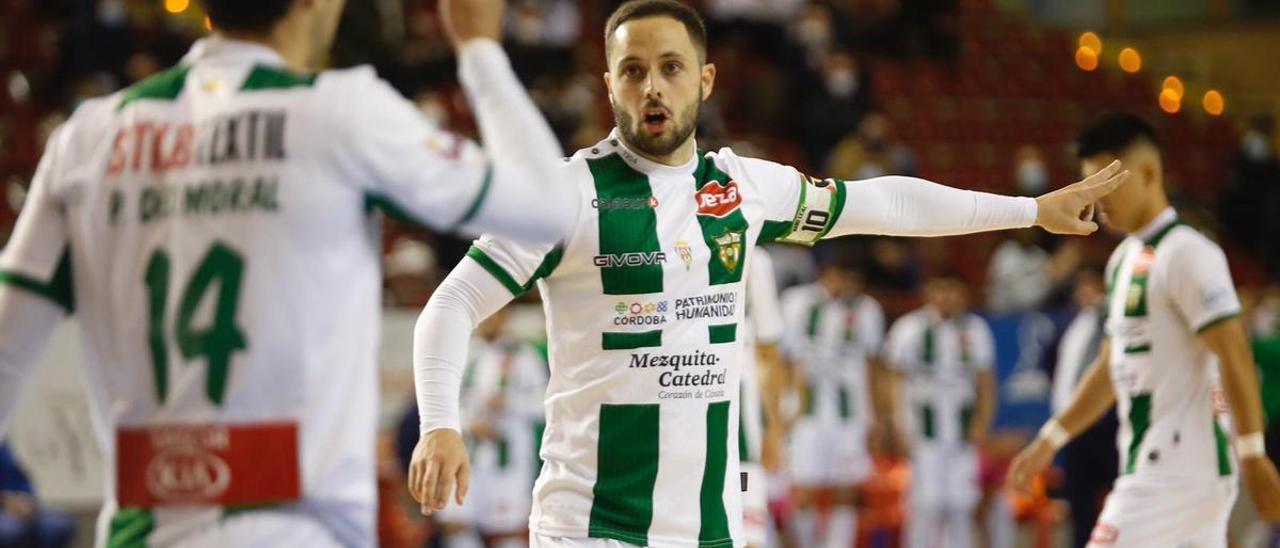 Manu Leal, con el brazalete de capitán, en un partido con el Córdoba Futsal.