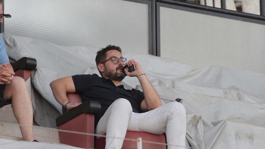 El presidente del FC Cartagena, Paco Belmonte, en el palco del Cartagonova durante la primera sesión de la pretemporada.