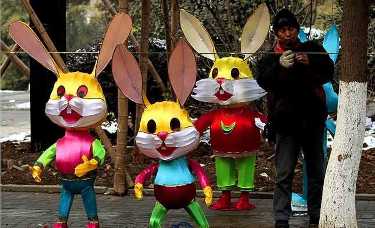 Un treballador instal·la cables elèctrics per als llums amb forma de conill que decoren el Temple de Confuci a Nanjing, a la província de Jiangsu (Xina). L’Any Nou Lunar comença el 3 de febrer i marca l’inici de l’Any del Conill, d’acord amb el zodíac xinès.