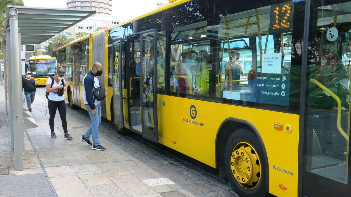 Vehículos de Guaguas Municipales en la parada de Santa Catalina.