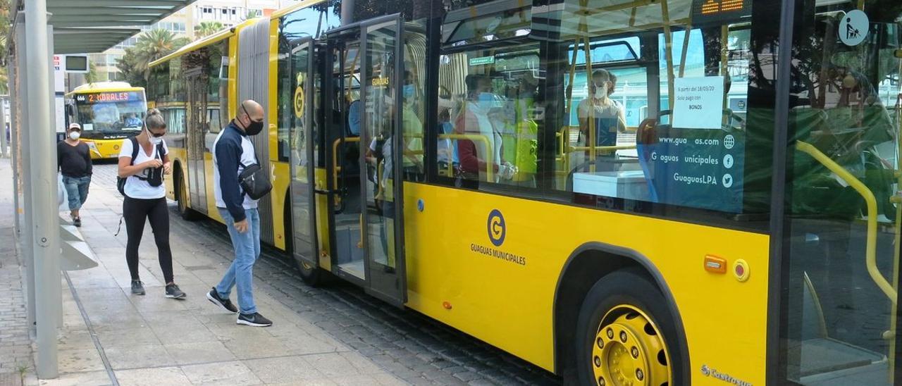 Vehículos de Guaguas Municipales en la parada de Santa Catalina.