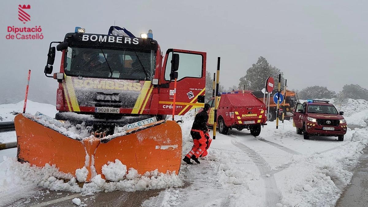 Máquinas quitanieves limpiando la carretera durante el paso de la borrasca que afectó al interior de Castellón el 20 de enero.
