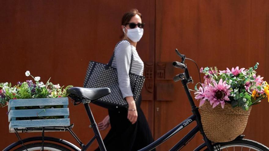 Una mujer con mascarilla en Ávila.