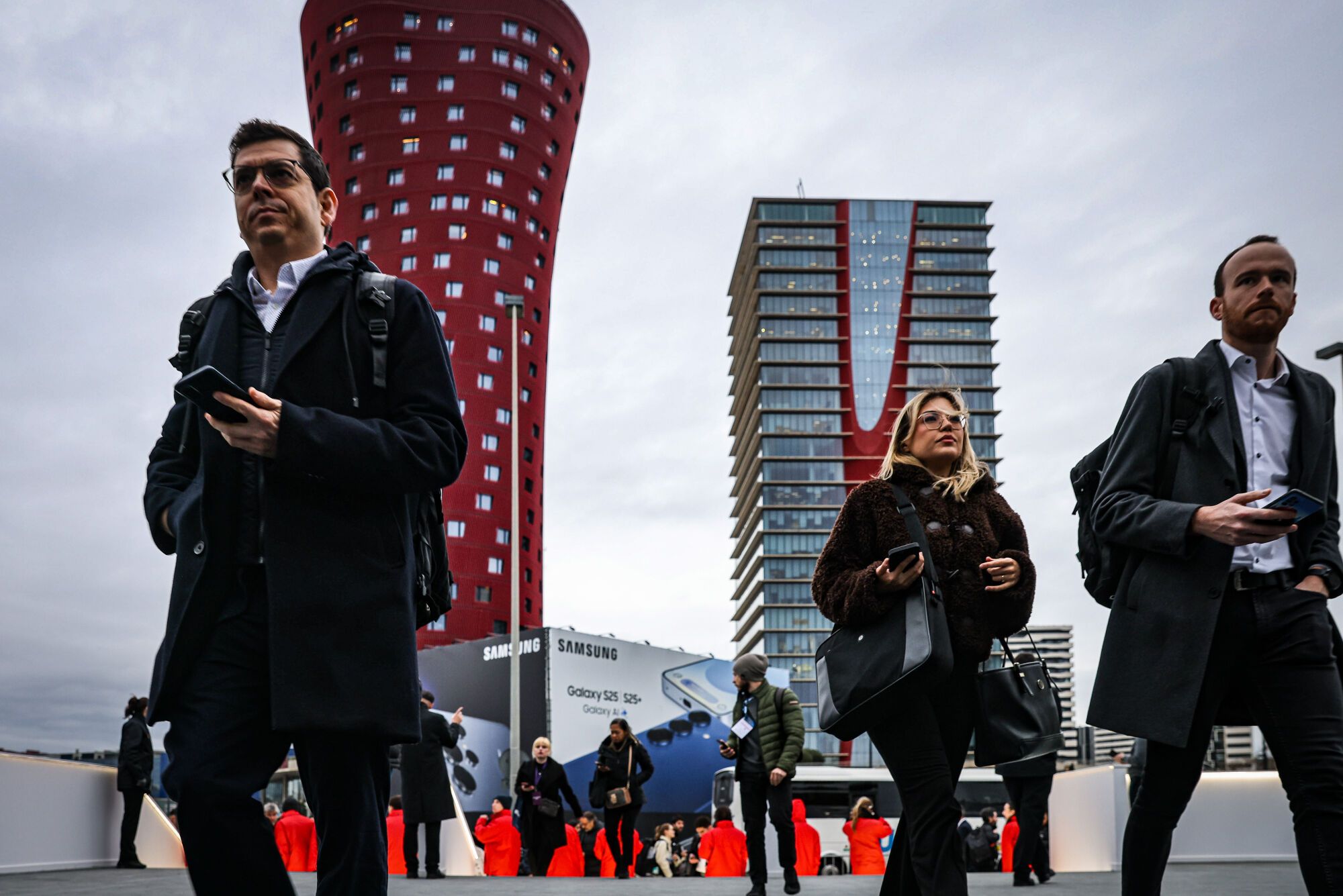 Congressistes caminant cap al Mobile World Congress, al recinte de Gran Via